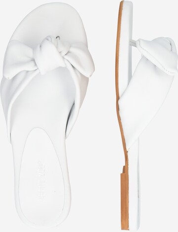Tongs 'Alessandra' ABOUT YOU en blanc