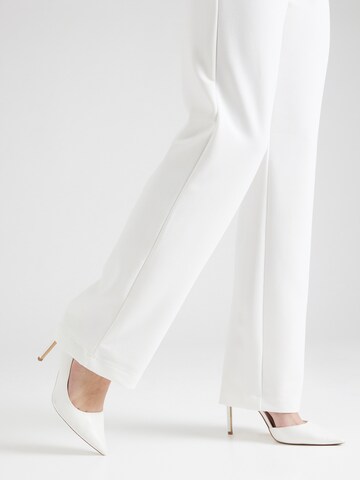 regular Pantaloni 'IZZIE' di Y.A.S in bianco