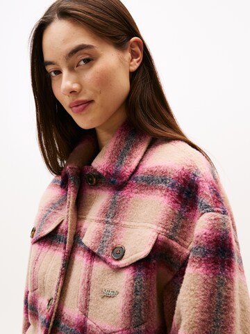 Tommy Jeans Přechodná bunda – pink