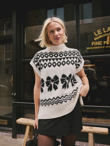 Pulover de la Next pe alb: față