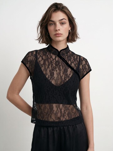 HYPEDROP - Blusa 'Kenzie' en negro: frente