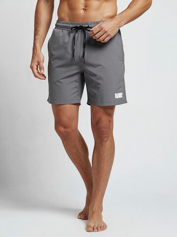 Pantaloncini da bagno 'JOHNNY' di SUPERREBEL® GEAR in grigio: frontale