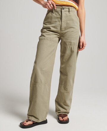 Superdry Loose fit Pants in Green: front