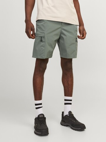 JACK & JONES Regular Trousers in Green: front