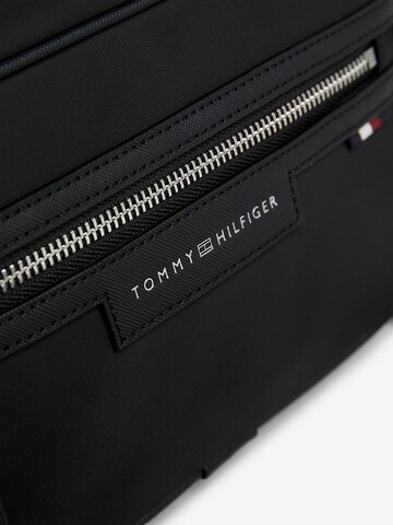 TOMMY HILFIGER Umhängetasche in Schwarz