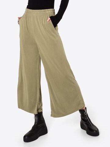 Urban Classics Wide leg Pants in Green: front