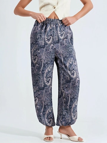 Qu Style Tapered Trousers in Blue: front