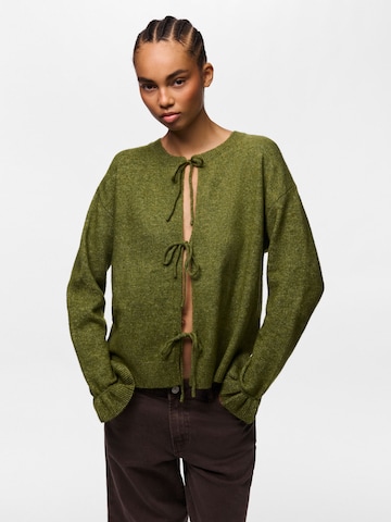 Cardigan 'SALLY' PIECES en vert : devant