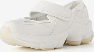 Bershka Slip-Ons in White: front