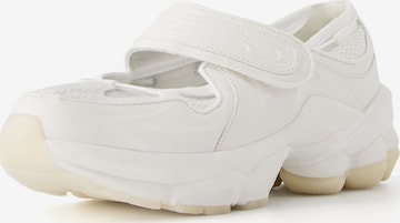 Bershka Спортни обувки Slip On в бяло: отпред