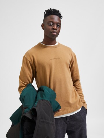 SELECTED HOMME Sweatshirt 'Holger' in Bruin