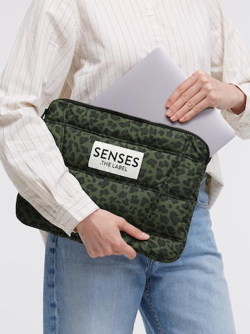 SENSES.THE LABEL Puffer Tablet Case AM:AL in Grün: Vorderseite
