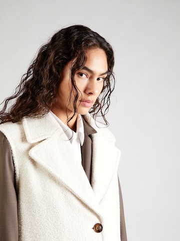 Gilet 'SALLY' di VERO MODA in beige