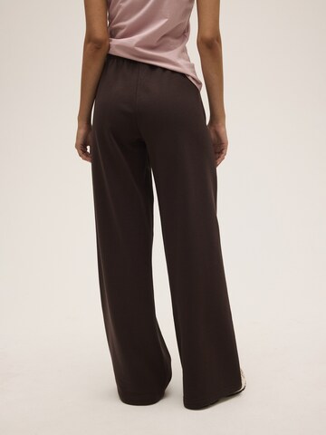 Regular Pantalon 'CALICE regular wide graphic sweat pants' FILA en marron