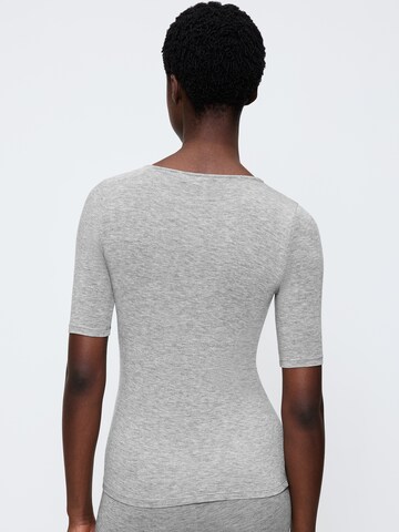 TRIUMPH - Camisa ' Beauty Layers ' em cinzento
