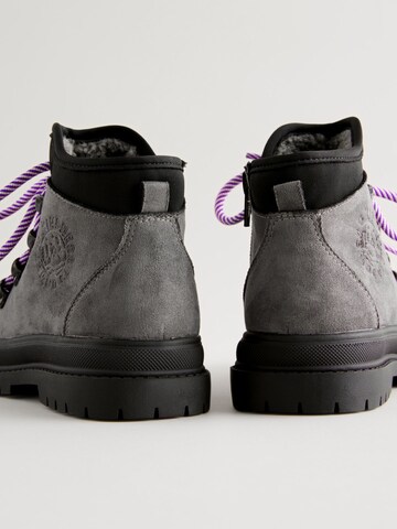 Next Stiefel in Grau