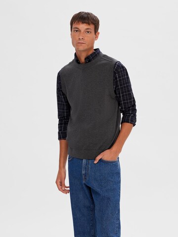 SELECTED HOMME Sweater Vest 'Berg' in Grey