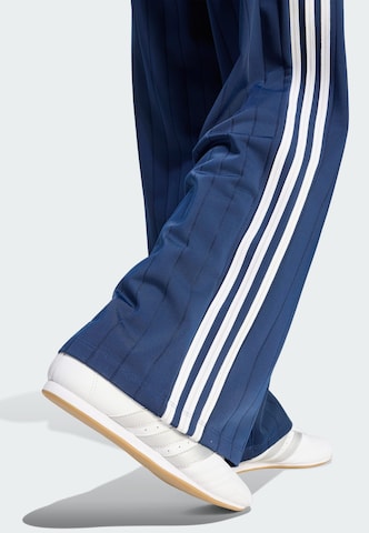 ADIDAS ORIGINALS - Loosefit Pantalón 'Firebird' en azul