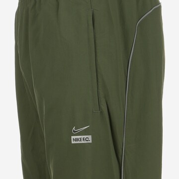 Tapered Pantaloni sportivi di NIKE in verde