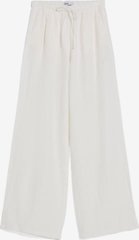 Bershka Pants in White: front