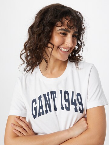 Tricou de la GANT pe alb