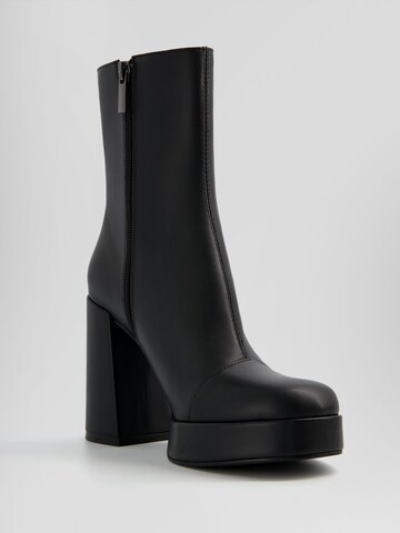 Bershka Stiefelette in Schwarz