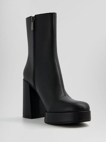 Botine de la Bershka pe negru