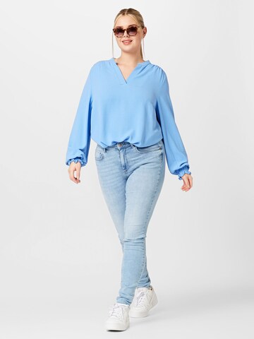 ONLY Carmakoma - Blusa 'METTA' en azul