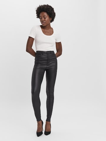 Vero Moda Petite Skinny Παντελόνι 'Sandra' σε μαύρο