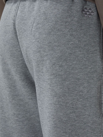 Tommy Life Normální Sportovní kalhoty 'Jogginghose' – šedá