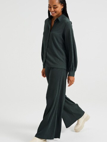 WE Fashion Široke hlačnice Hlače | zelena barva