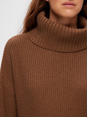 SELECTED Knitted dress in Brown