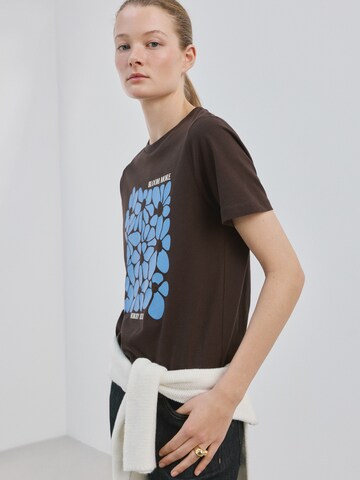 MANGO Koszulka 'ILUSTRA' w kolorze brązowy: przód