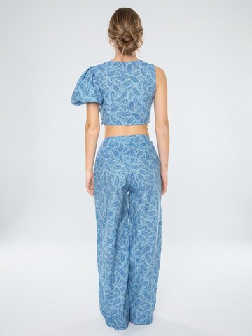 Baggy Pantaloni 'W' Pantalón Ancho con Estampado Paisley Pants' di wild pony in blu