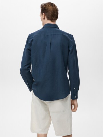 MANGO MAN Regular fit Риза 'AVISPA' в синьо
