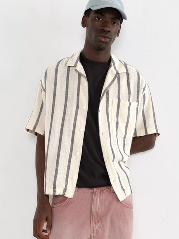 Fit confort Chemise Pull&Bear en beige : devant