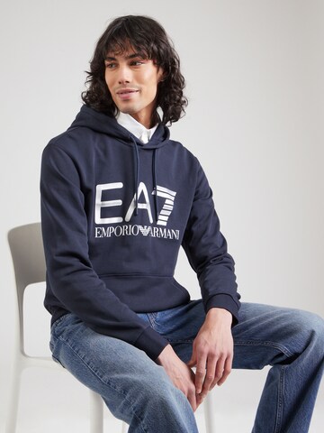 EA7 Emporio Armani Μπλούζα φούτερ σε μπλε: μπροστά