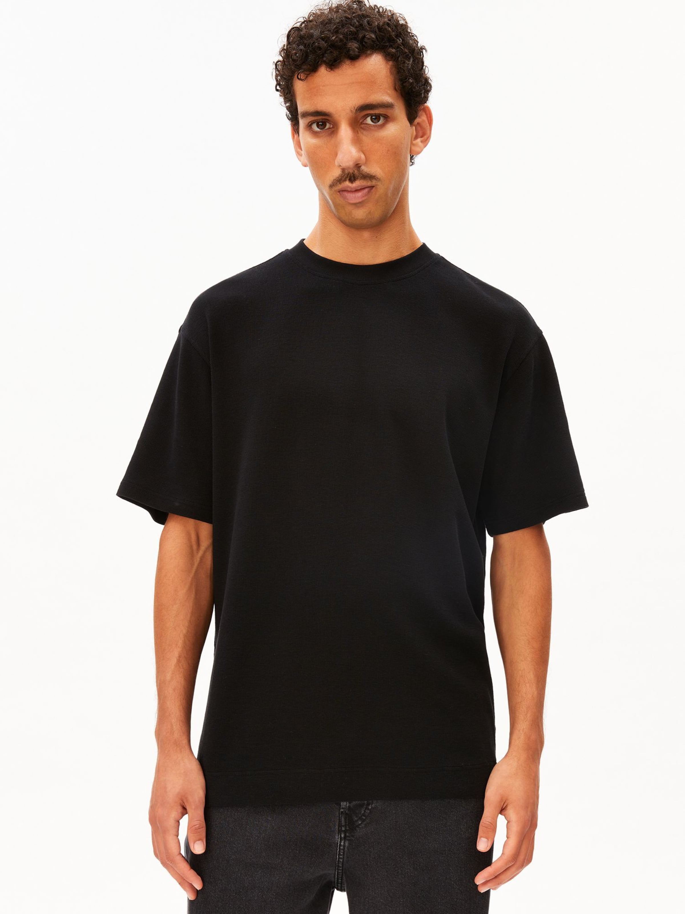 T-Shirt ARMEDANGELS en noir : devant