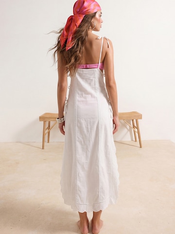 Trendyol - Vestido de playa en blanco