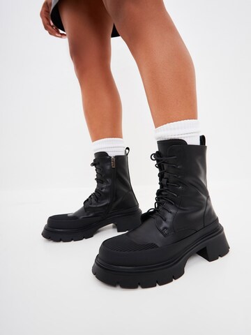 CESARE GASPARI Schnürstiefelette in Schwarz