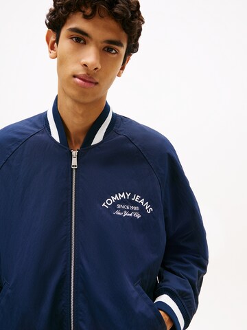 Tommy Jeans Átmeneti dzseki 'VARSITY' - kék