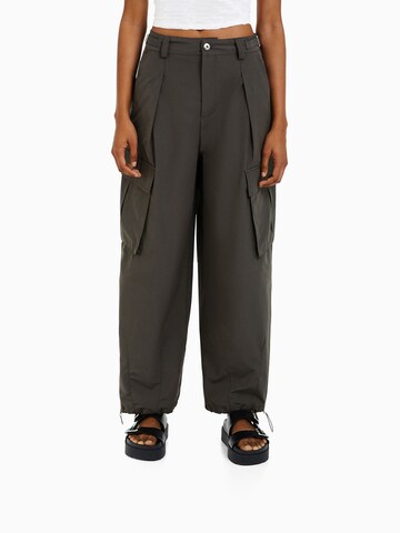 Bershka Tapered Hose in Grün: predná strana