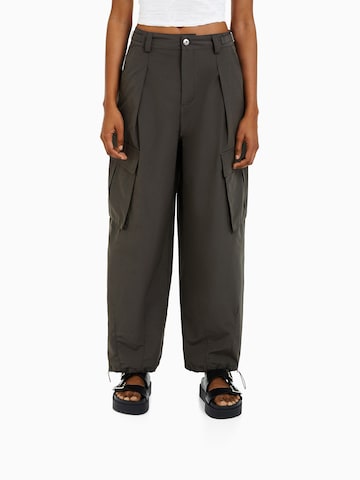 Bershka Tapered Pleat-front trousers in Green: front