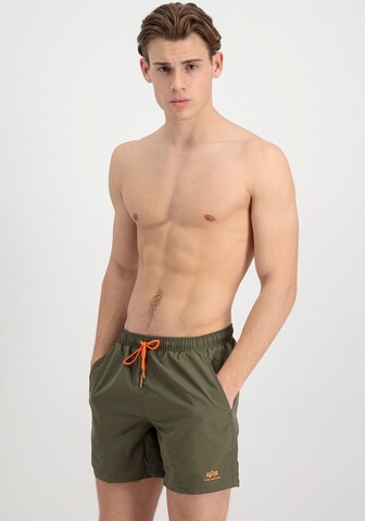 ALPHA INDUSTRIES Badeshorts in Grün