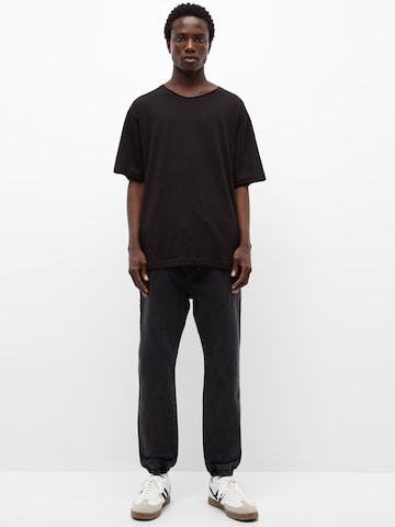 Pull&Bear Tapered Jeans in Schwarz