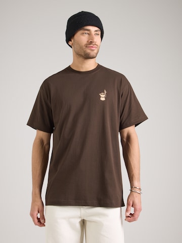 Iriedaily - Camiseta 'Couchboy' en marrón