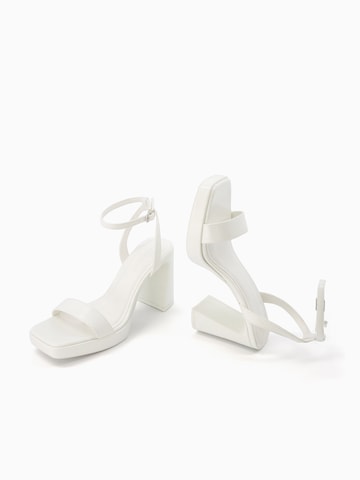 Sandales à lanières Bershka en blanc