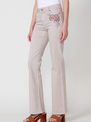 KOROSHI Flared Jeans in Beige: front