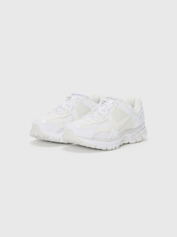 Sneaker bassa 'Zoom Vomero 5' di Nike Sportswear in bianco: frontale