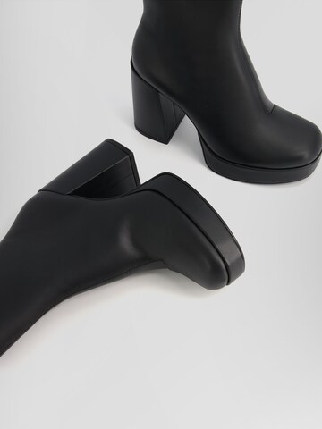 Botine de la Bershka pe negru